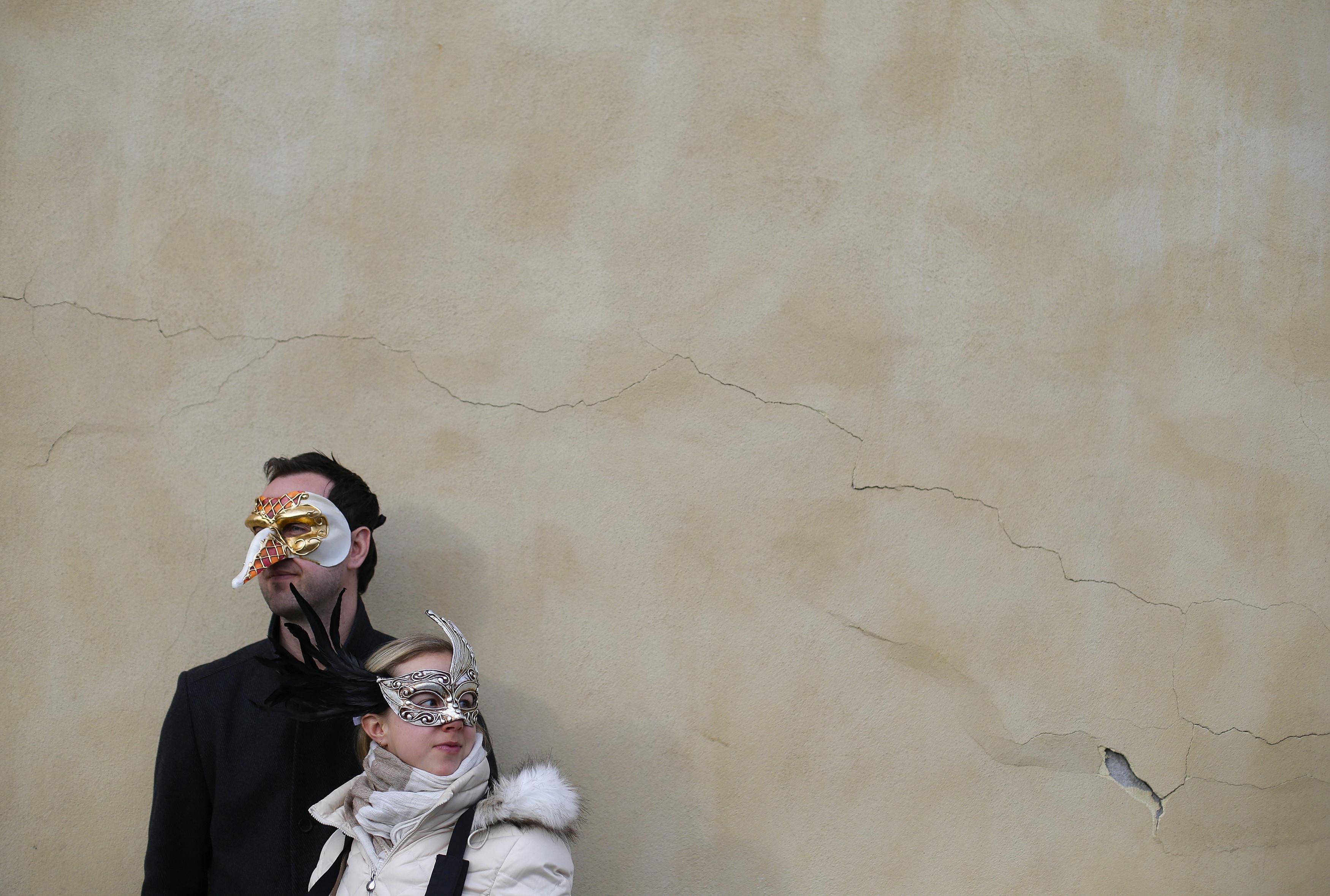 Βενετσιάνικες μάσκες, άρματα, βουτιές στο χιόνι: Το Καρναβάλι άρχισε