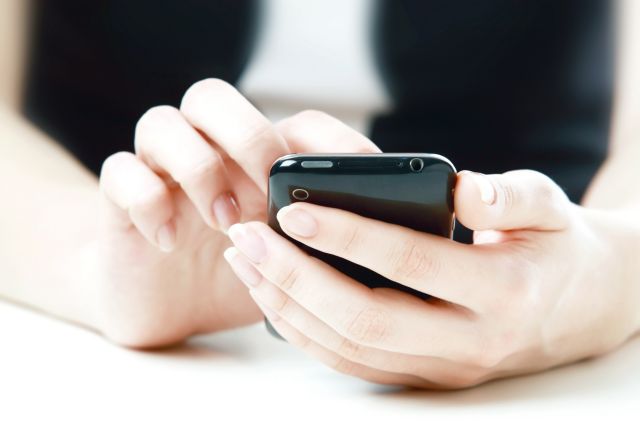 Κομισιόν: Συμφέρει να καταργηθούν τα τέλη περιαγωγής