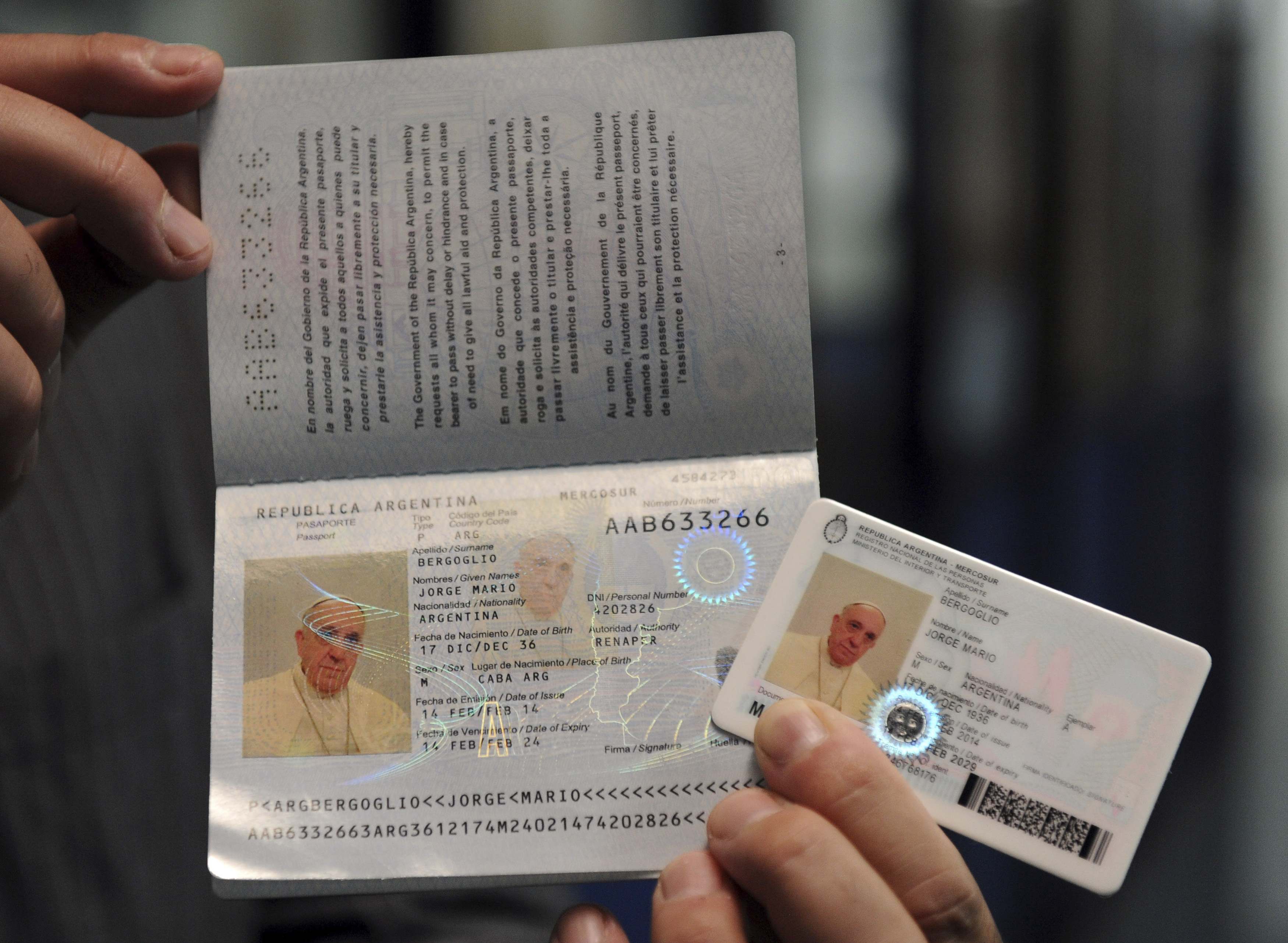Αργεντινό διαβατήριο και ταυτότητα έβγαλε ο πάπας Φραγκίσκος