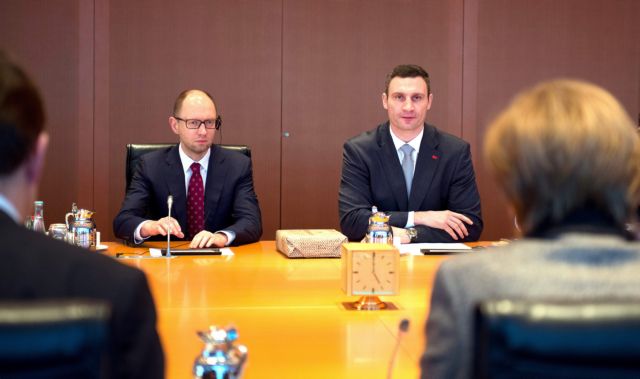 Τετ α τετ Μέρκελ και ουκρανικής αντιπολίτευσης, απορρίπτει κυρώσεις