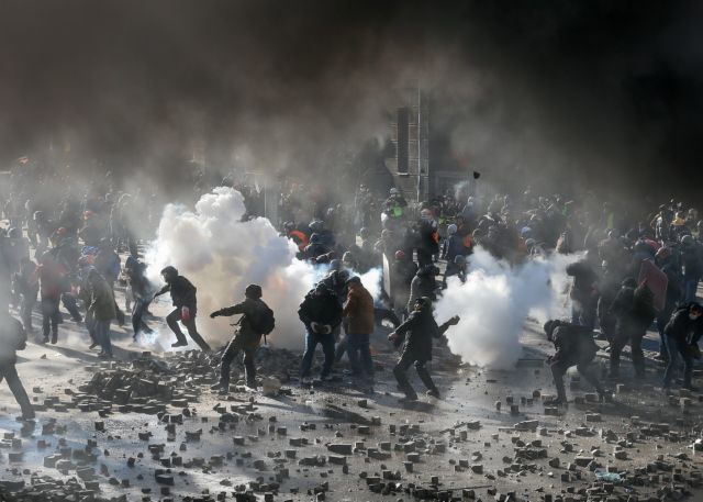 Στο αίμα πνίγονται οι διαδηλώσεις στο Κίεβο