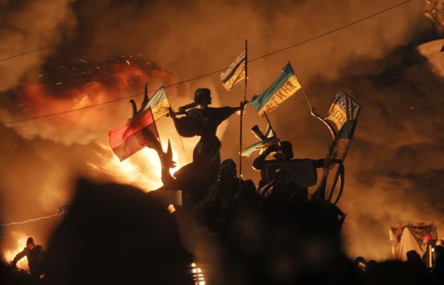 «Κόλαση» το Κίεβο, στις φλόγες η κατασκήνωση των διαδηλωτών