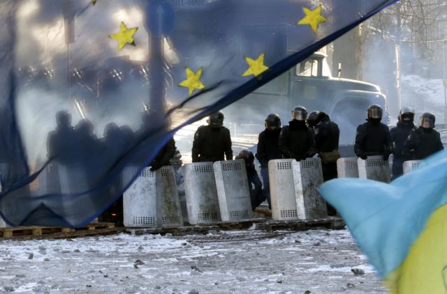 Διπλωματική αρένα η Ουκρανία, δυναμώνουν οι φωνές για κυρώσεις από ΕΕ