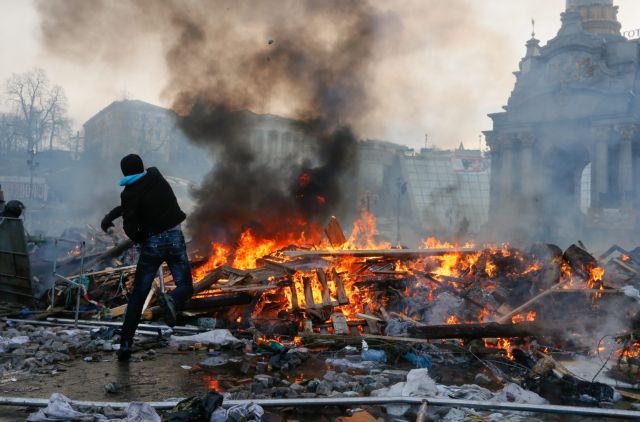 Αψηφούν την καταστολή οι διαδηλωτές σε μια Ουκρανία που «βράζει»