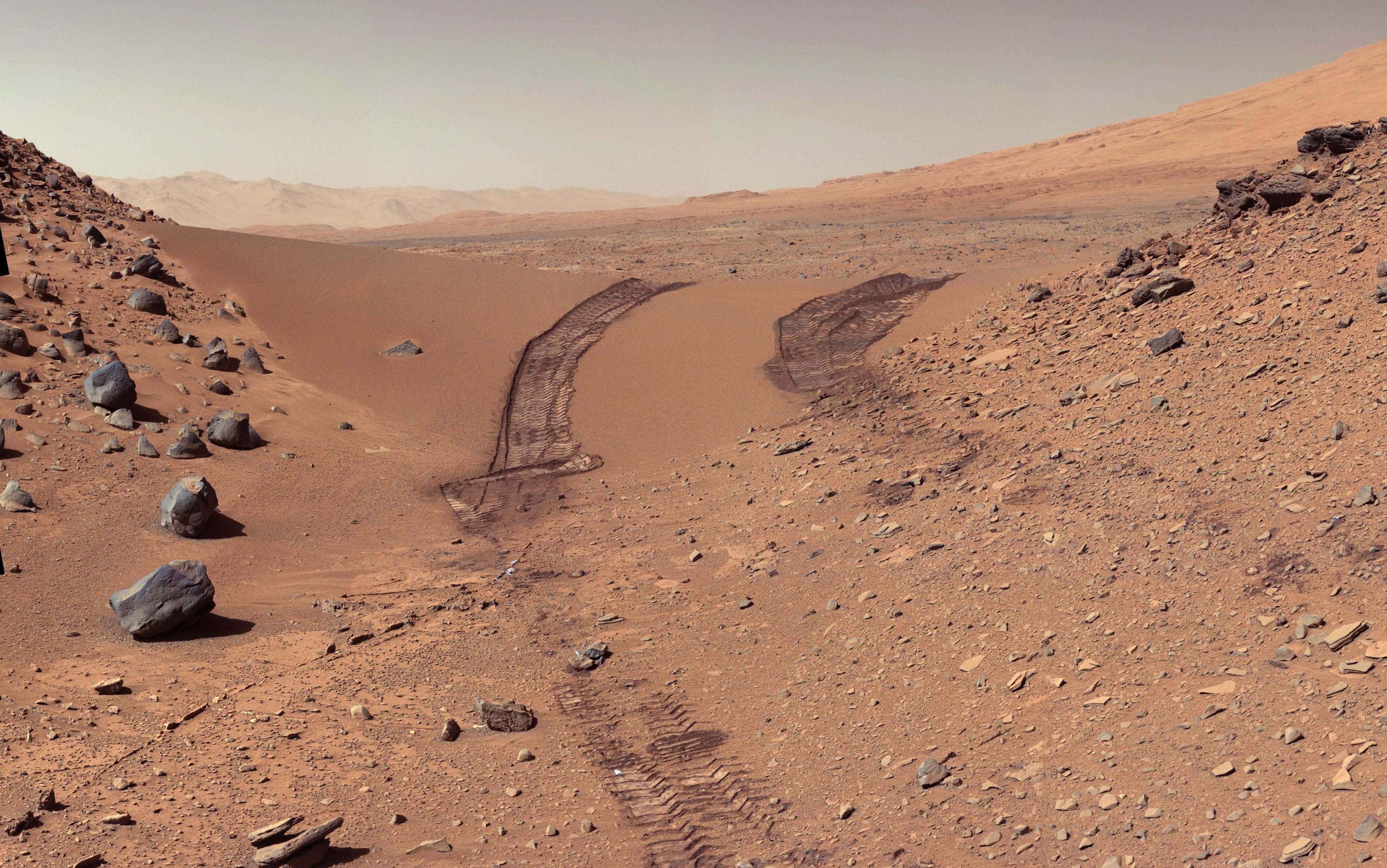 Tο Curiosity βάζει για πρώτη φορά όπισθεν στον Άρη