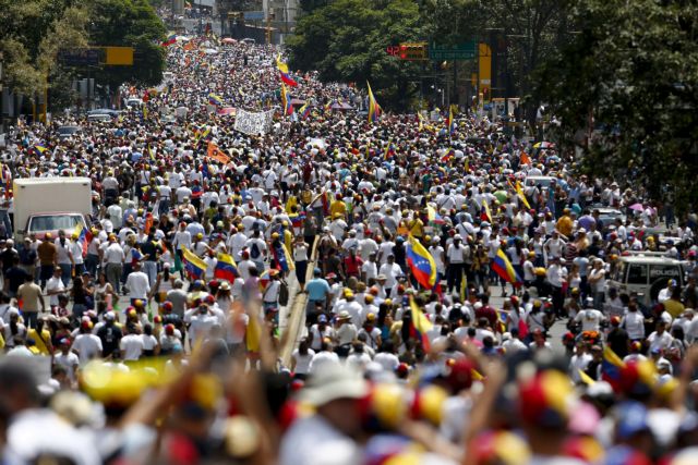 Διαδηλώσεις υπέρ και κατά του Μαδούρο σε μία Βενεζουέλα που βράζει