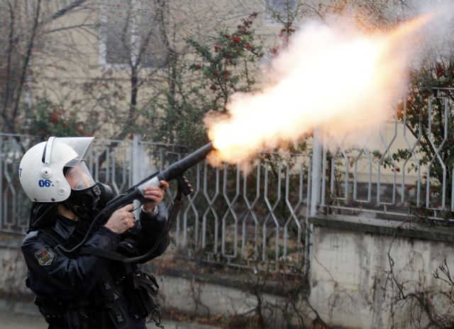 Δακρυγόνα κατά διαδηλωτών που φωνάζουν «κλέφτη Ερντογάν»