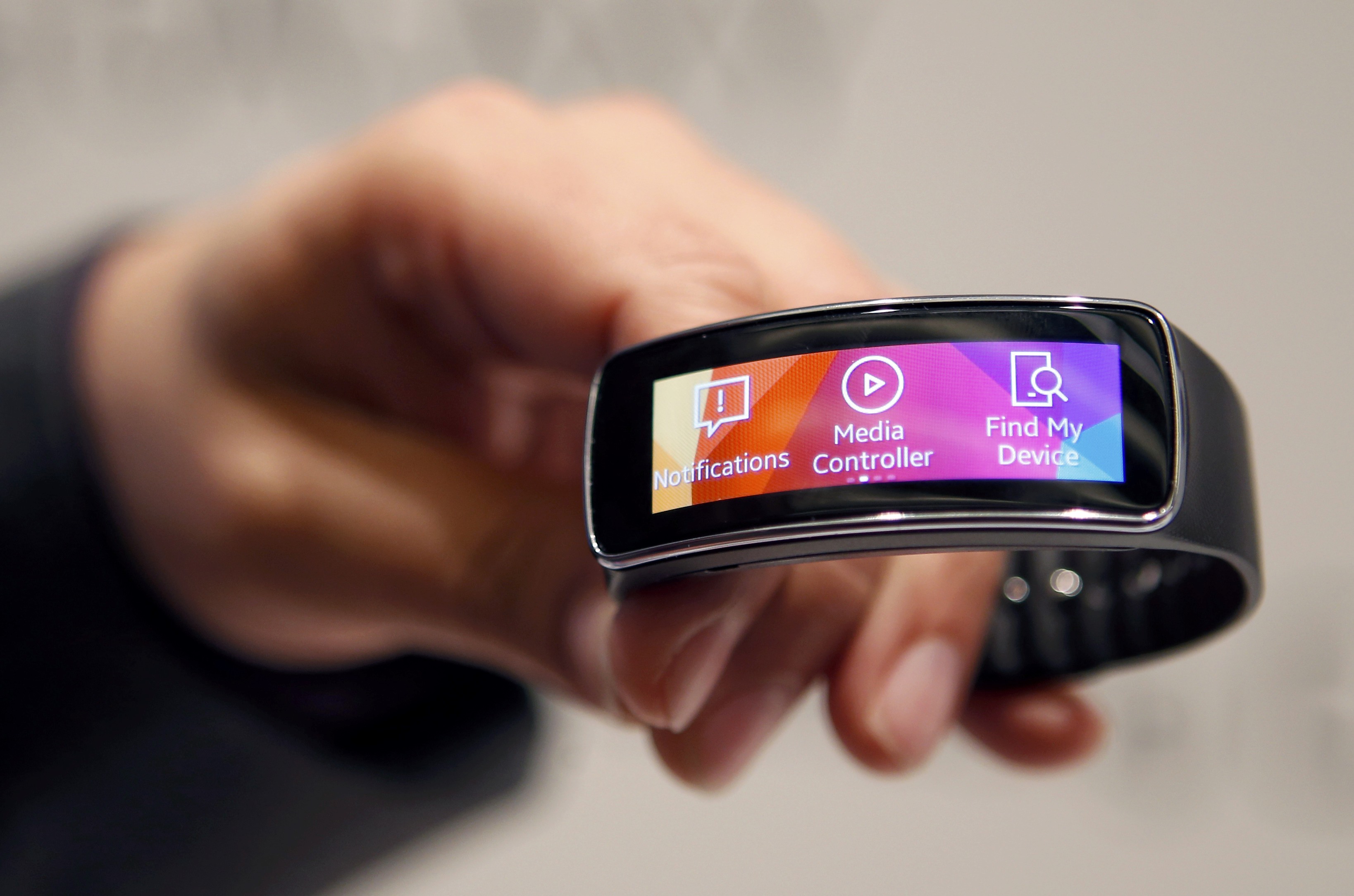To Gear Fit είναι το πιο όμορφο ρολόι της Samsung, και δεν είναι ακατάδεκτο