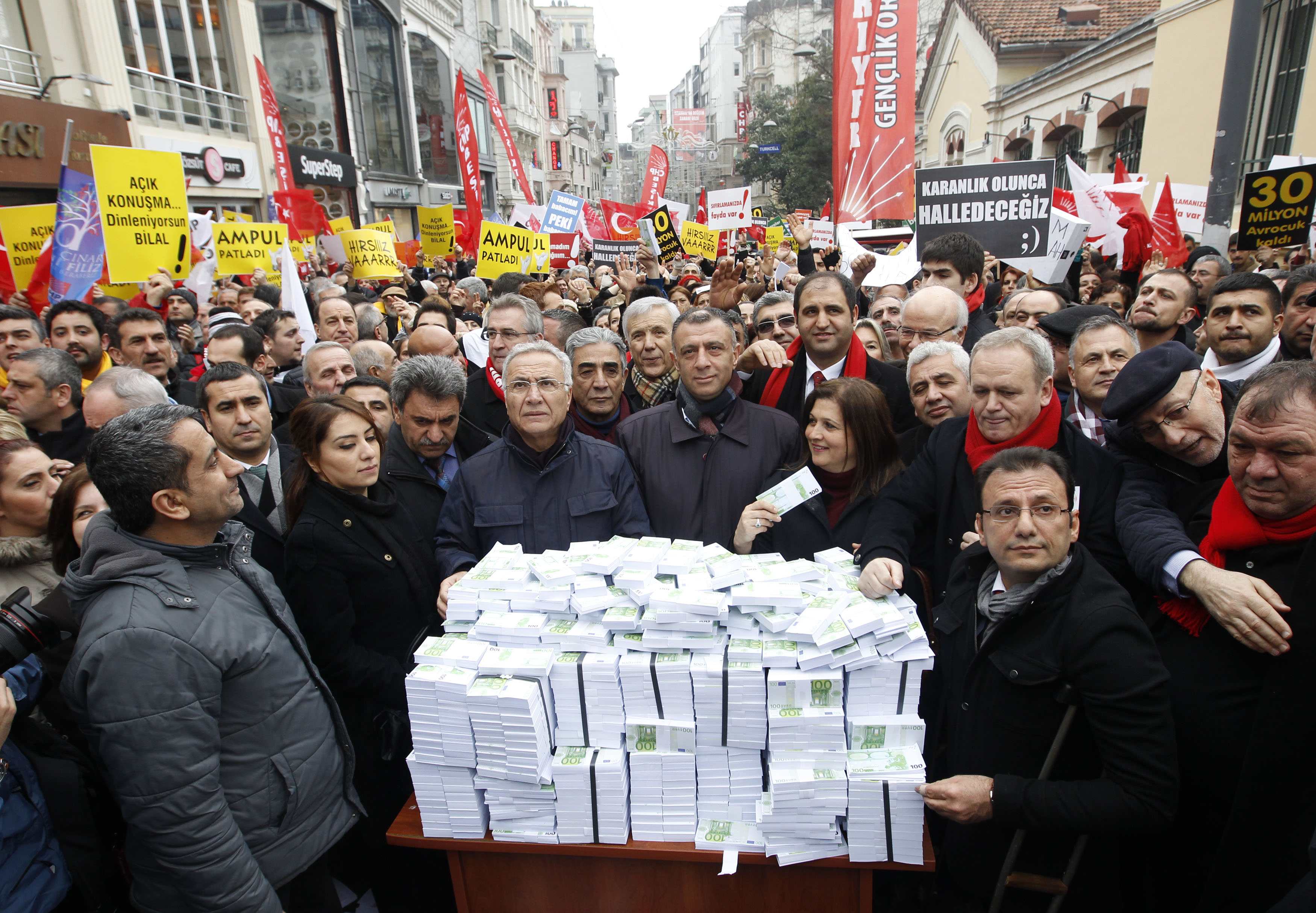 Διαδηλώσεις σε Κωνσταντινούπολη και Αγκυρα κατά του Ερντογάν