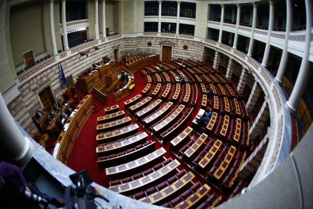 Εν μέσω έντασης ψηφίστηκε η ρύθμιση για την ψήφο των μεταναστών