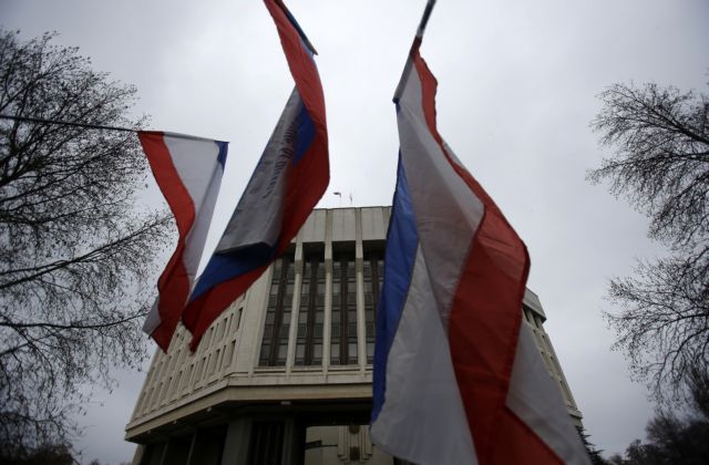 Μπαρουταποθήκη η Κριμαία, κατάληψη της Βουλής με το βλέμμα στη Ρωσία