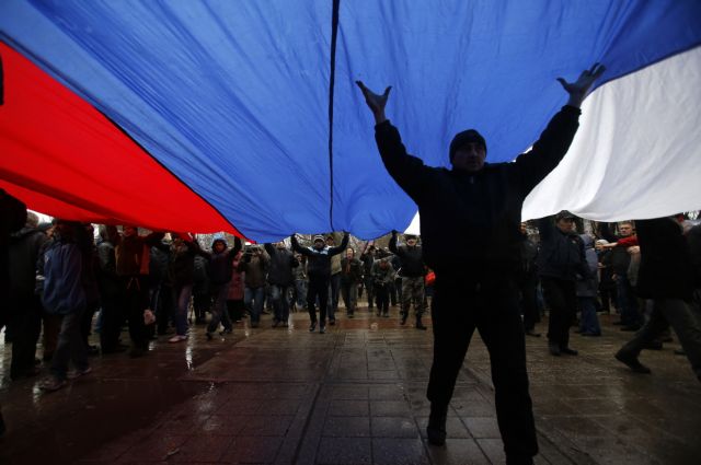 Σε δημοψήφισμα για «μεγαλύτερη αυτονομία» βαδίζει η ρωσόφωνη Κριμαία