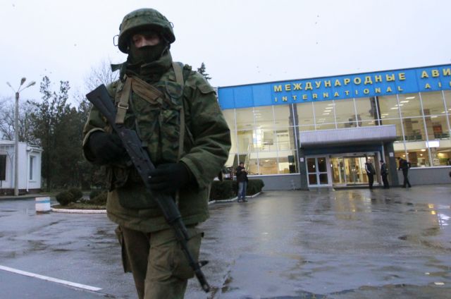 Στρατιωτική κατάληψη σε αεροδρόμια της Κριμαίας - Τη Μόσχα δείχνει το Κίεβο