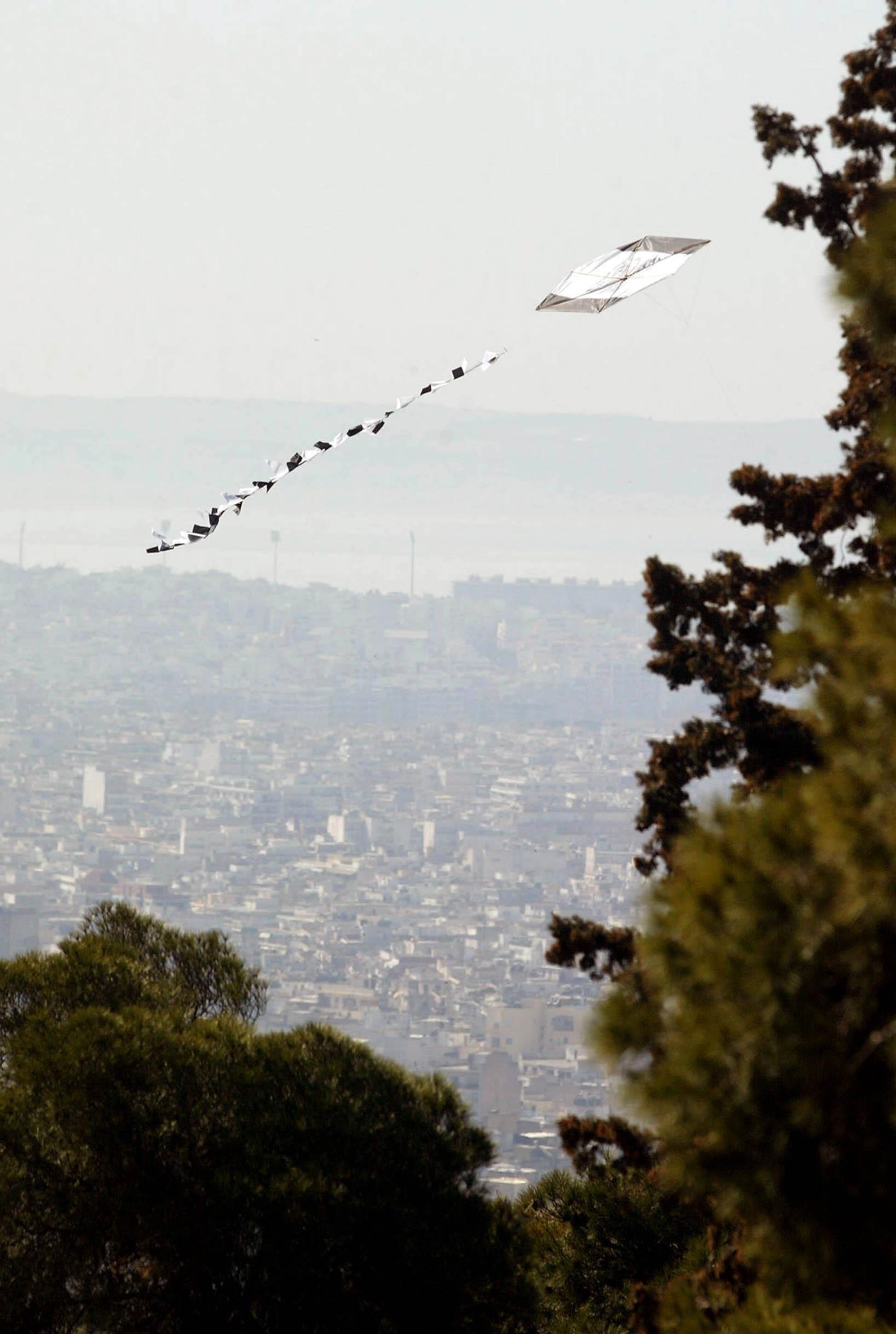 Μειωμένη και υπό βροχή η έξοδος των Αθηναίων για την Καθαρά Δευτέρα