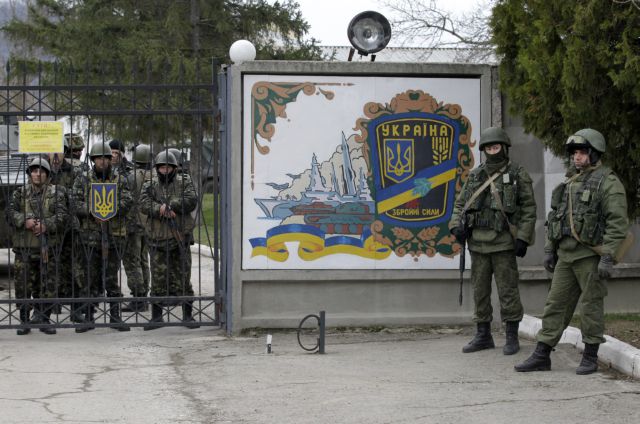 Τους εφέδρους καλεί το Κίεβο - ρώσοι στρατιώτες αφοπλίζουν την Κριμαία