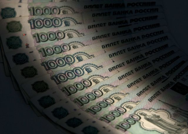 Σε ιστορικό χαμηλό το ρούβλι, παρέμβαση της Κεντρικής Τράπεζας της Ρωσίας