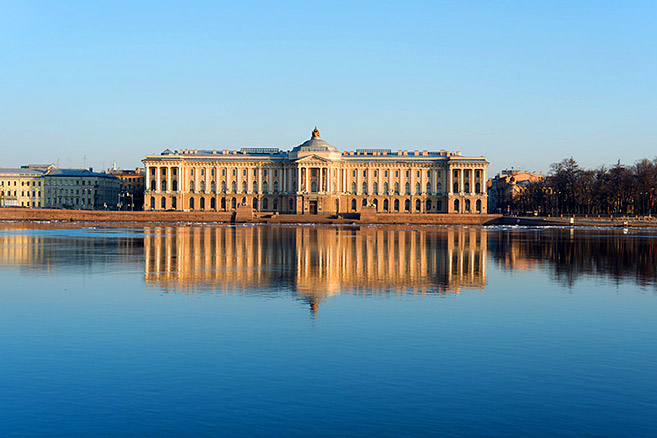 Σοβαρές ζημιές από πυρκαγιά στην Ακαδημία Καλών Τεχνών της Αγίας Πετρούπολης