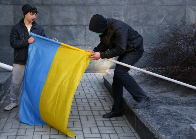 Στα δυτικά κοιτάζει το Κίεβο, στα ανατολικά στρέφεται η Κριμαία