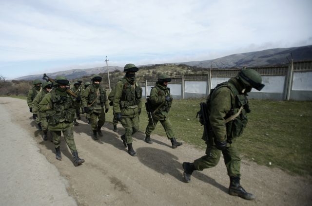Ρώσοι στρατιώτες άνοιξαν πυρ σε ναυτική βάση στην Κριμαία
