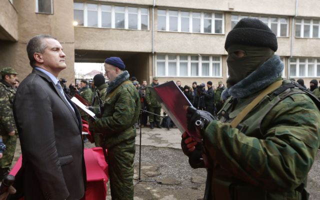 «Διακήρυξη ανεξαρτησίας» της Βουλής της Κριμαίας, εθνοφρουρά φτιάχνει το Κίεβο
