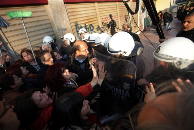 Ένταση μεταξύ αστυνομίας και καθαριστριών στο Γενικό Λογιστήριο