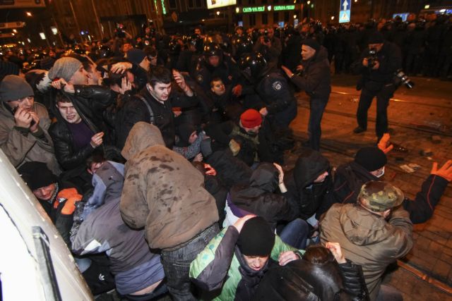 Ένας νεκρός σε συγκρούσεις μεταξύ διαδηλωτών στο Ντονέτσκ
