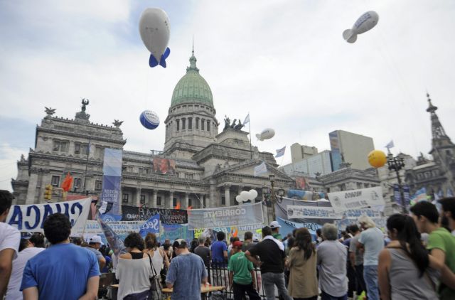 Μια κάποια τάξη στο «έθιμο» του αποκλεισμού δρόμων θέλει να βάλει η Αργεντινή