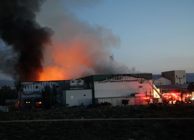 Σε ύφεση η πυρκαγιά σε αποθήκες της Creta Farms στο Ρέθυμνο
