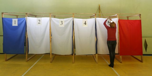 Στην Κριμαία στήνεται η κάλπη απόσχισης ενώ η περιοχή βράζει