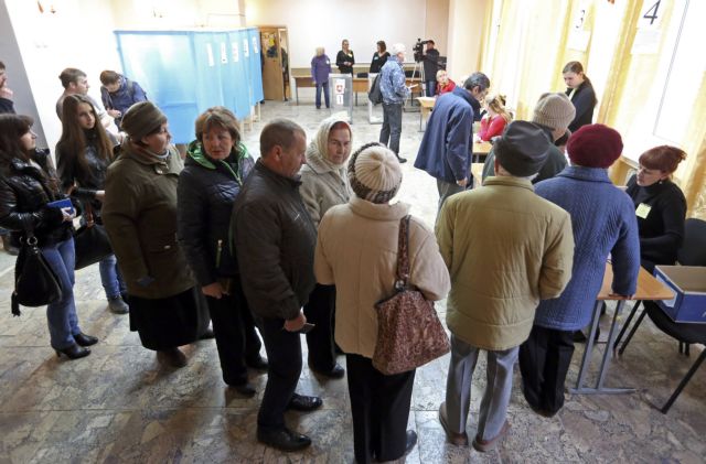 Στις κάλπες του αμφιλεγόμενου δημοψηφίσματος η Κριμαία