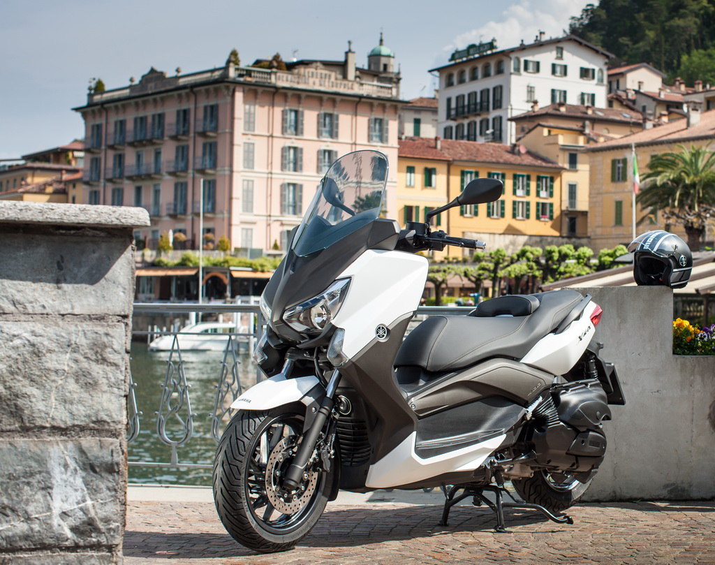 Υamaha Χ-ΜΑΧ 400: Γέφυρα δύο κόσμων, από 6.150 ευρώ