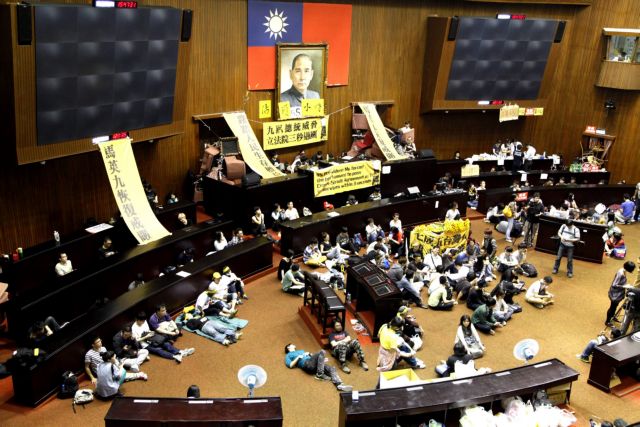 Κατάληψη στο Κοινοβούλιο της Ταϊβάν από εκατοντάδες φοιτητές