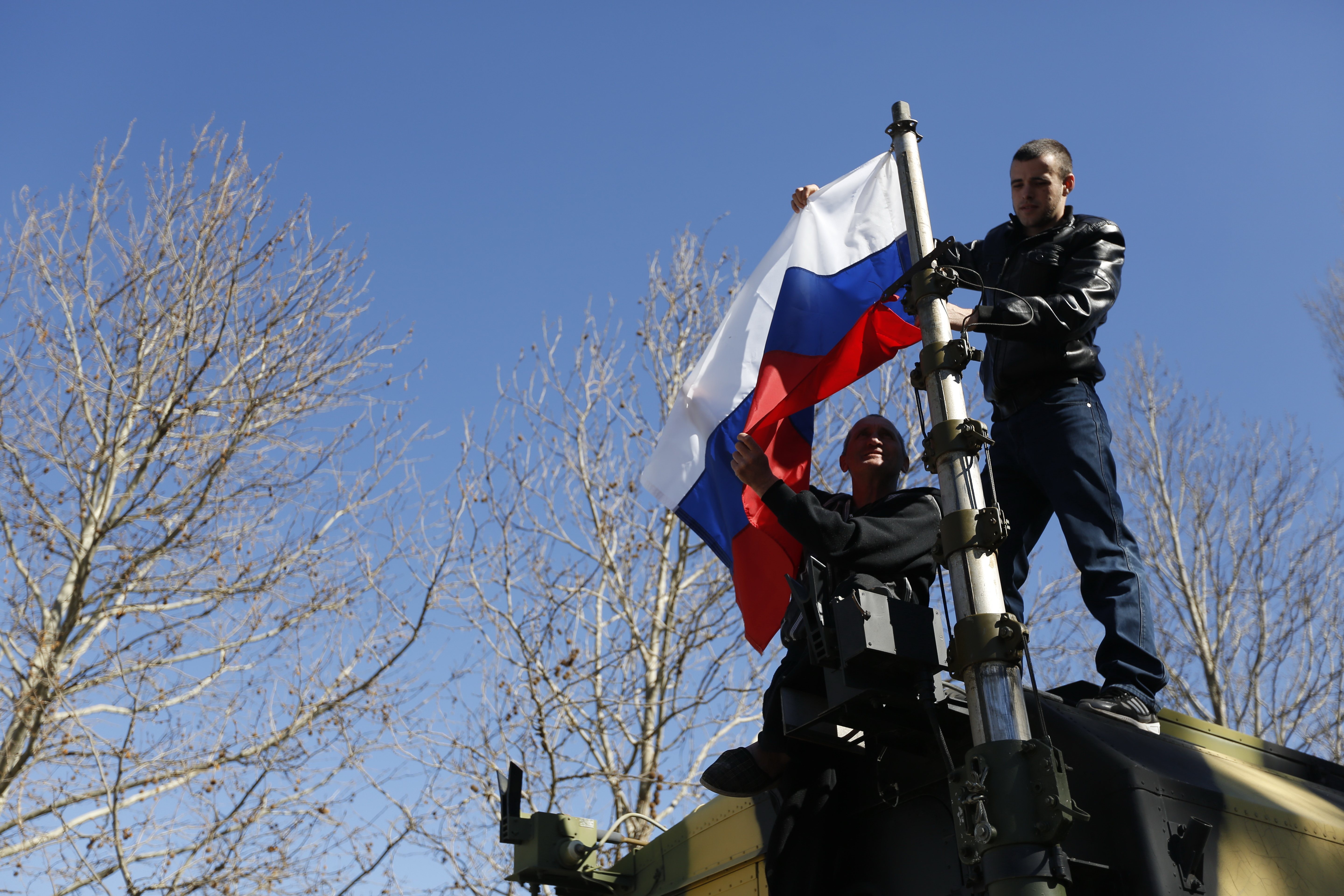 Υπό ρωσικό έλεγχο δύο ακόμα στρατιωτικές βάσεις της Κριμαίας