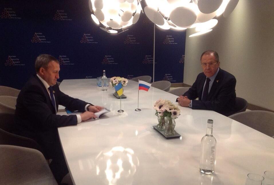 Συνάντηση Λαβρόφ με τον ουκρανό ΥΠΕΞ, «θα κρατήσουμε επαφές με το Κίεβο»