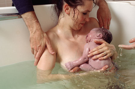 Κινδύνους για τη μητέρα και το παιδί ενέχει ο τοκετός στο νερό