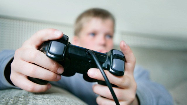 Επιθετική συμπεριφορά αποκτούν τα παιδιά που παίζουν βίαια ηλεκτρονικά παιχνίδια