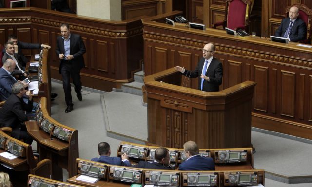 Παρά το πρώτο «όχι», ψηφίστηκαν τελικά τα πρώτα μέτρα του ουκρανικού μνημονίου
