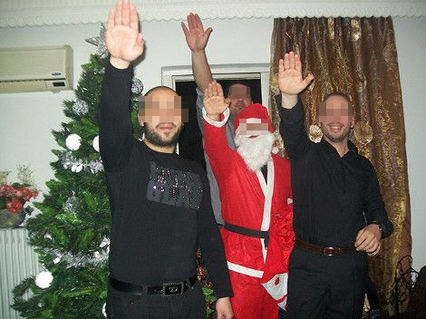 Φωτογραφία με ναζιστικό χαιρετισμό «έκαψε» τον οδηγό του Γ.Τραγάκη