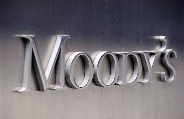 Moody’s: Απειλεί με υποβάθμιση τη ρωσική οικονομία