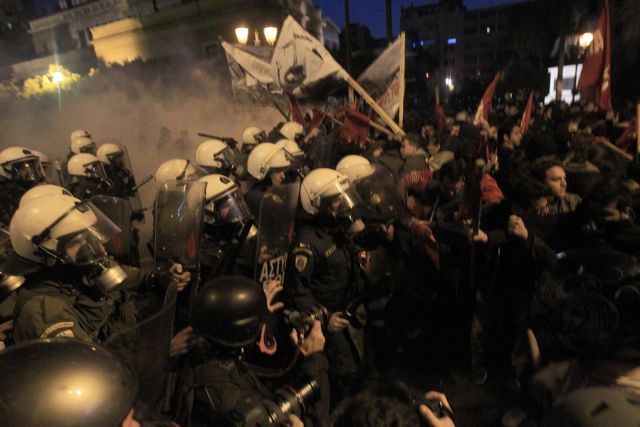 Στον εισαγγελέα τέσσερις συληφθέντες στα επεισόδια της Σταδίου