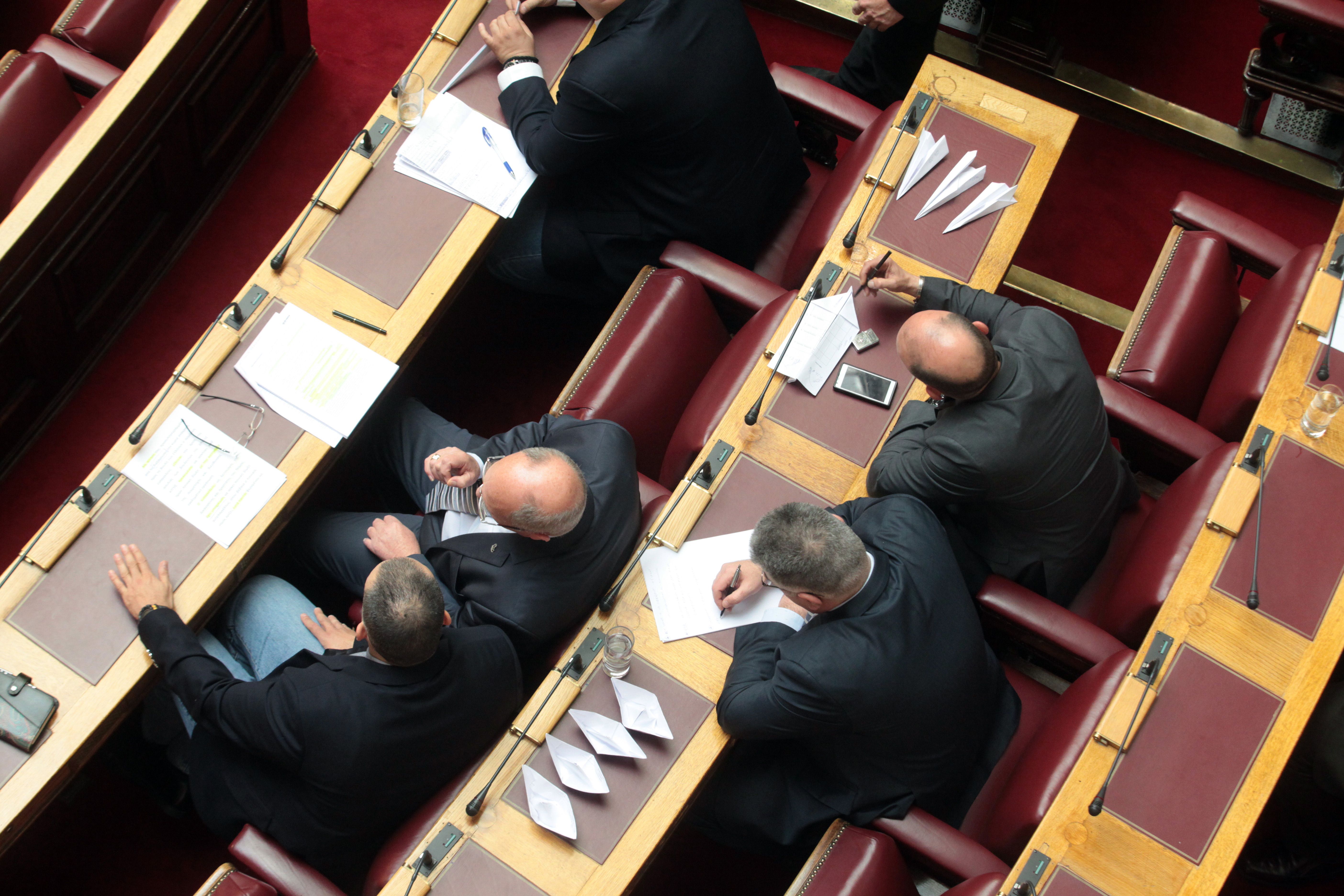 Ξυλοδαρμός βουλευτών της ΧΑ από τον υιό Μπαλτάκο στη Βουλή