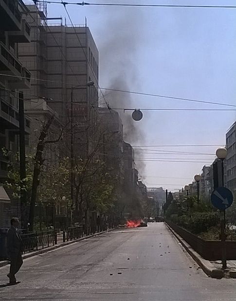 Επεισόδια έξω από την ΑΣΟΕΕ σε αστυνομική επιχείρηση για το παρεμπόριο