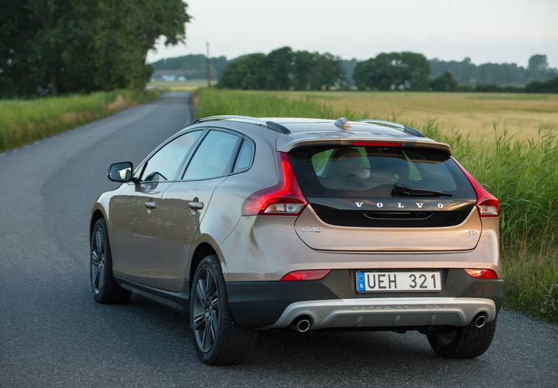Volvo V40 Cross Country με αυτόματο ή μηχανικό κιβώτιο στην ίδια τιμή