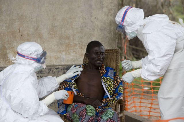 Γουινέα: Εξαγριωμένο πλήθος επιτέθηκε σε κέντρο θεραπείας κατά του Έμπολα