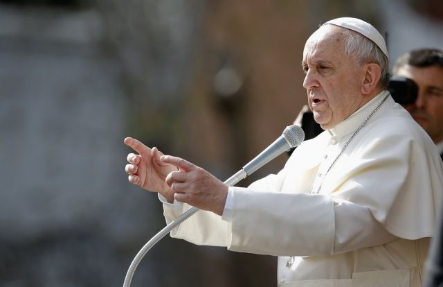 Συγχώρεση για τους «λίγους ιερείς» που κακοποίησαν παιδιά ζητά ο Πάπας
