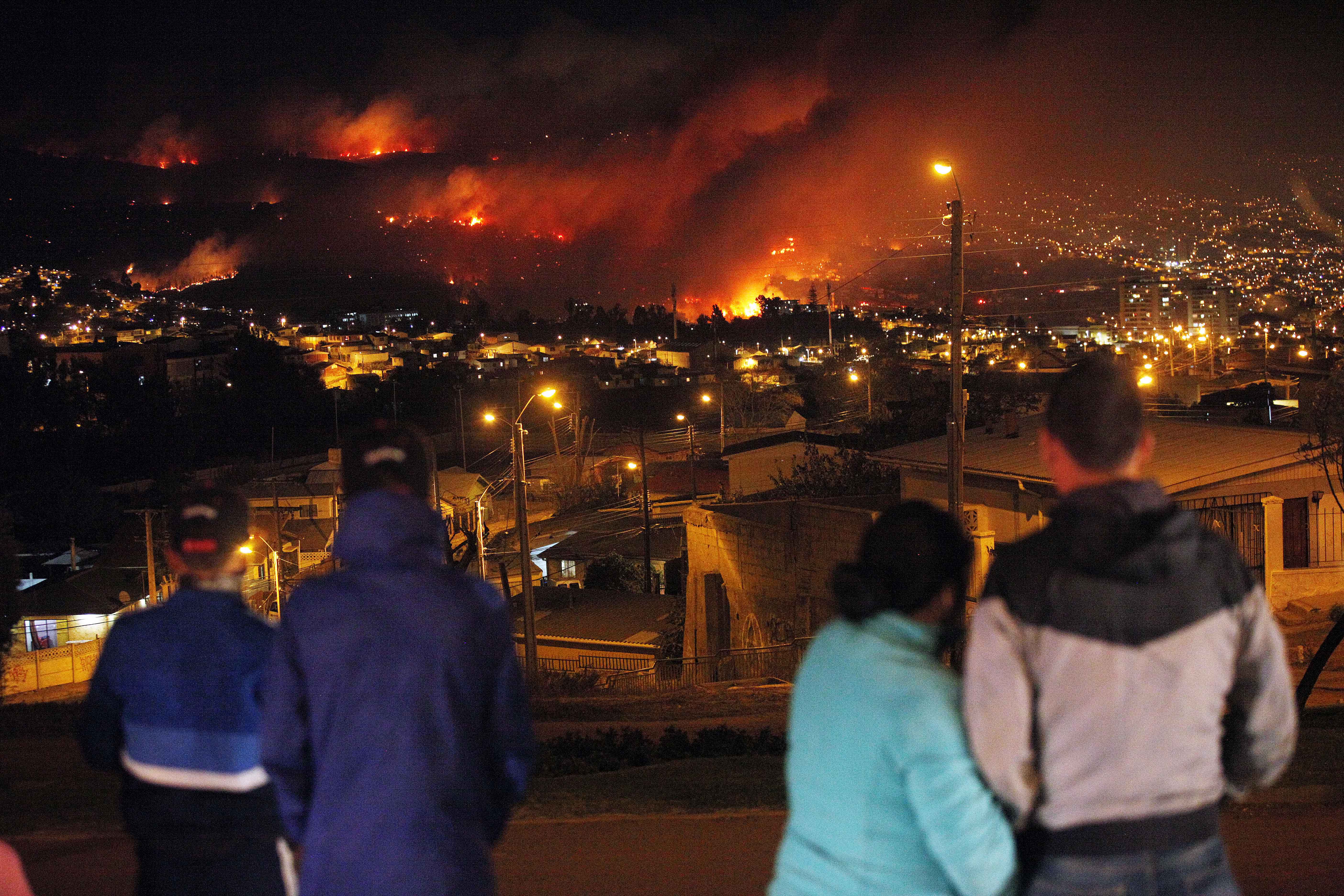 Δεκαέξι νεκροί, στάχτη 1.000 σπίτια από τεράστια πυρκαγιά στη Χιλή