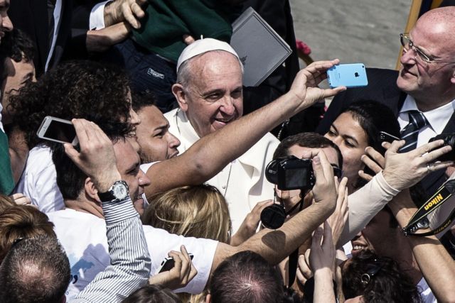 Πάπας Φραγκίσκος: Ο ποντίφικας που δεν λέει όχι σε μια «selfie»