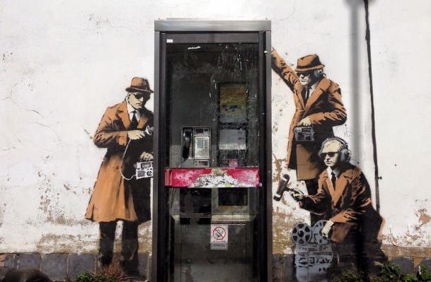 O Banksy (;) σχολιάζει τις τηλεφωνικές παρακολουθήσεις