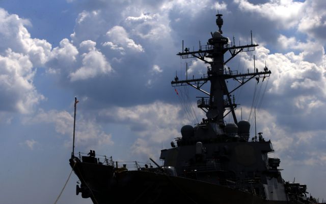 «Βουτιές» ρωσικού μαχητικού κοντά σε αμερικανικό πλοίο στη Μαύρη Θάλασσα