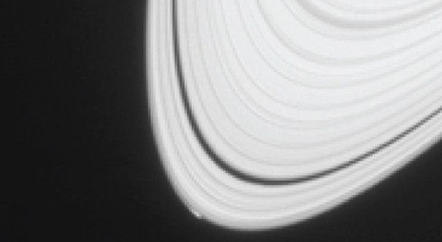 To Cassini βλέπει το τελευταίο φεγγάρι του Κρόνου να γεννιέται